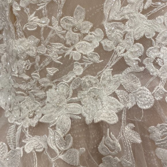 Wedding gown-Essence of Australia D2848 - Picture 4 of 10